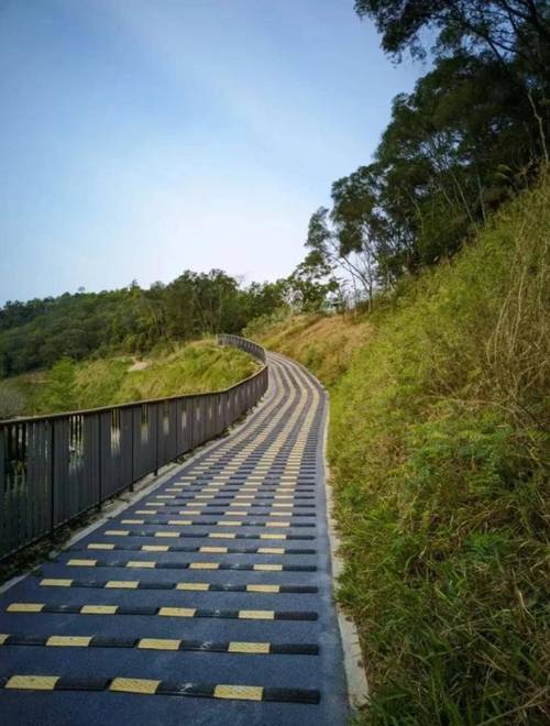 深圳现搓衣板状石凳 工作人员回应