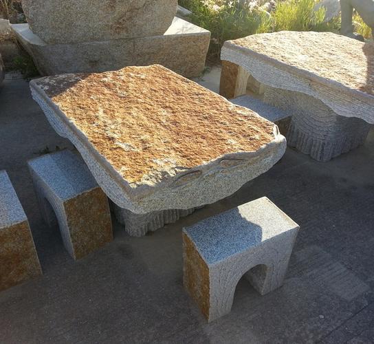 深圳现搓衣板状石凳 工作人员回应