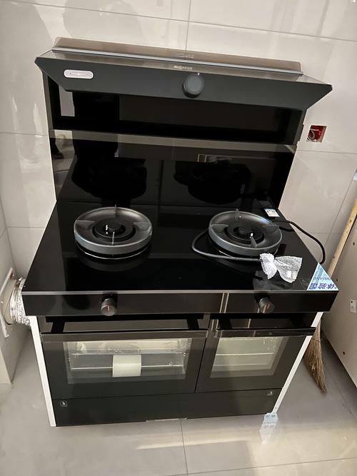 首创“太空炉子”内置抽油烟机