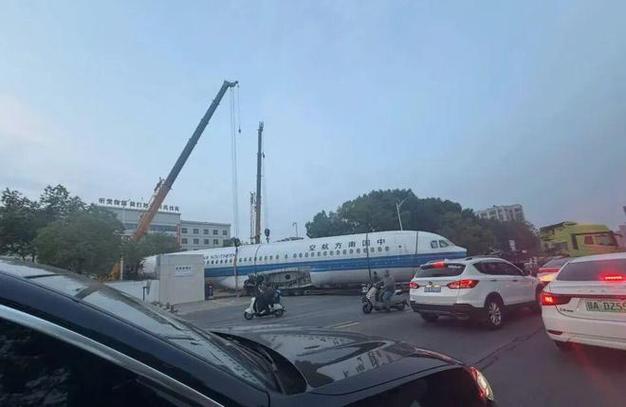 武汉街头出现飞机 官方回应