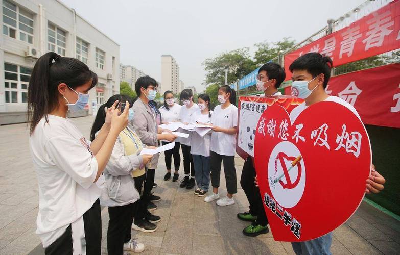 宿舍楼下设吸烟点学生吐槽 高校回应