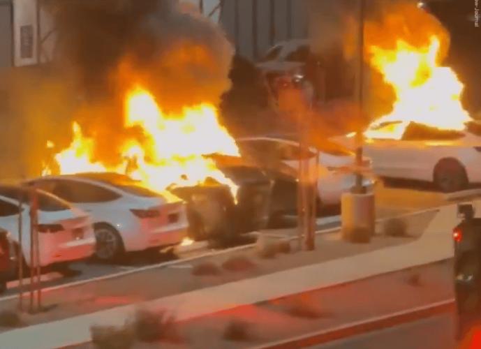 美国一特斯拉打不开车门 5人被烧死