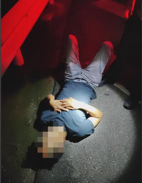 醉驾男子车内酣睡 醒来发现在河中