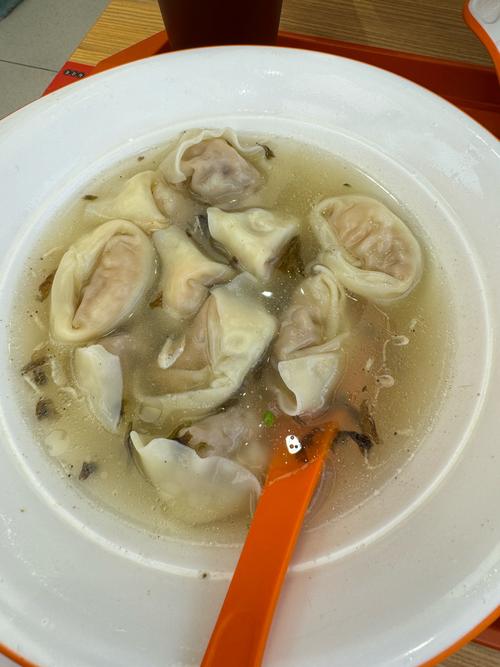 游客投诉点的馄饨上来抄手