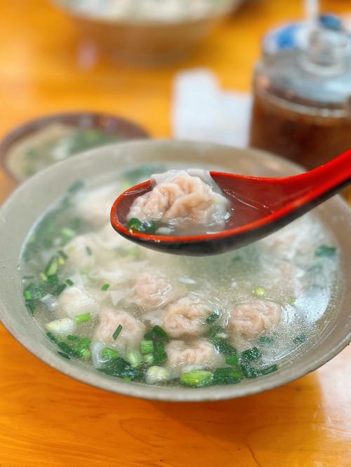 游客投诉点的馄饨上来抄手