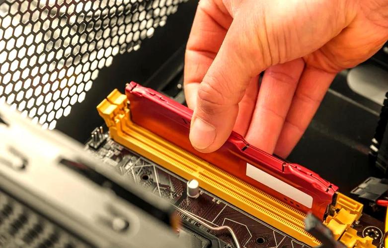 电脑内存条如何插