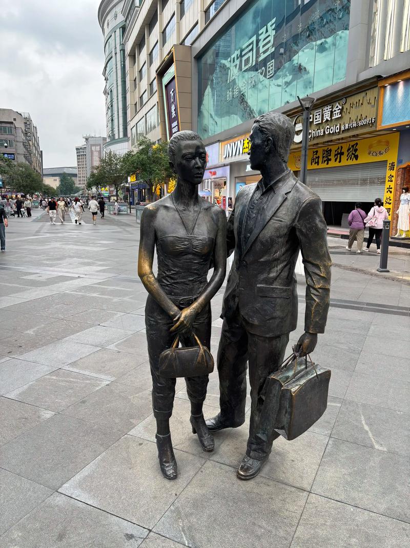 成都春熙路现巨型LOL冠军奖杯雕塑