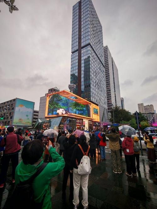 成都春熙路现巨型LOL冠军奖杯雕塑