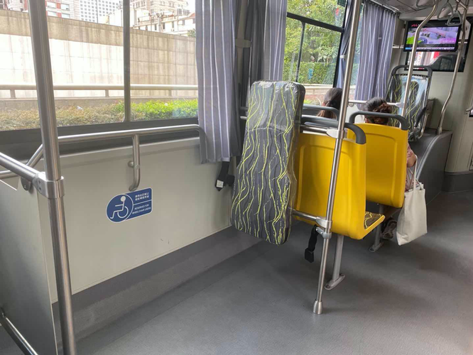 滕王阁一入口石墩密集轮椅无法进出