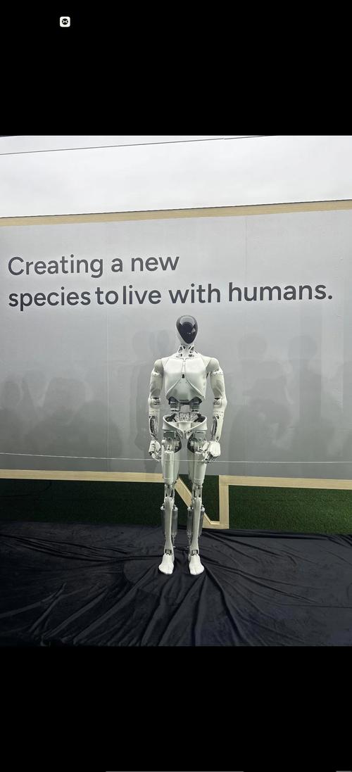 女性人形机器人里藏真人？何小鹏回应