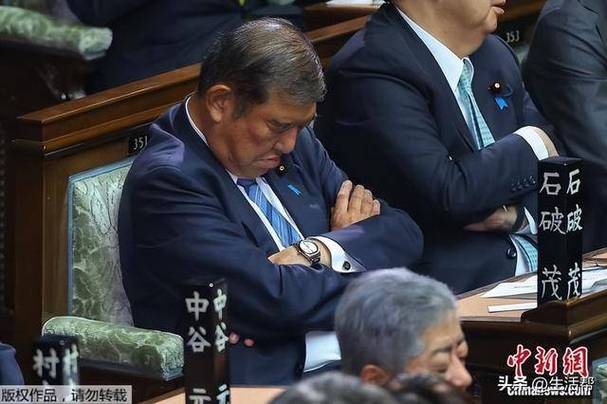 日本4名前首相国会“酣睡”