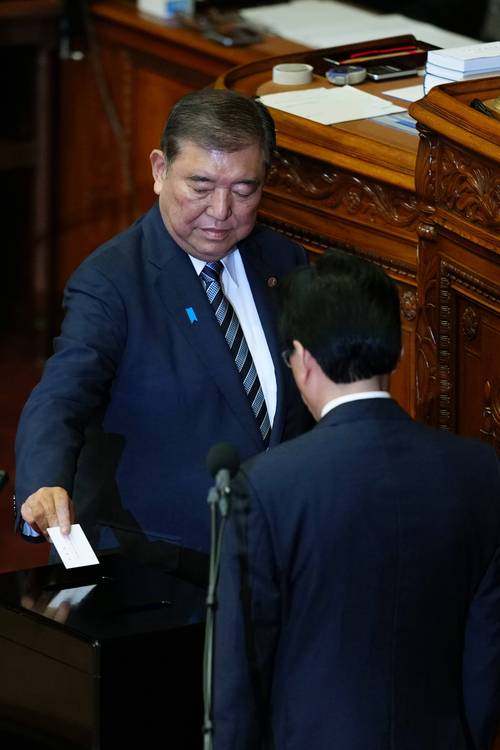 日本4名前首相国会“酣睡”