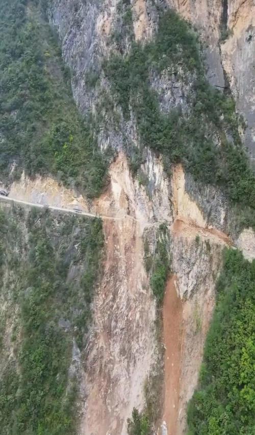 网红公路垮塌 3000村民出行受阻