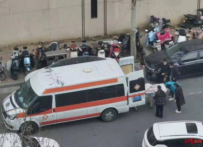 黑救护车业务员在ICU走廊卷业务