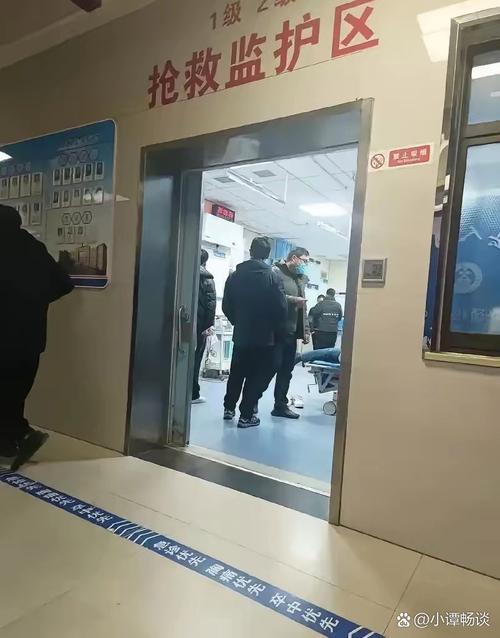 黑救护车业务员在ICU走廊卷业务