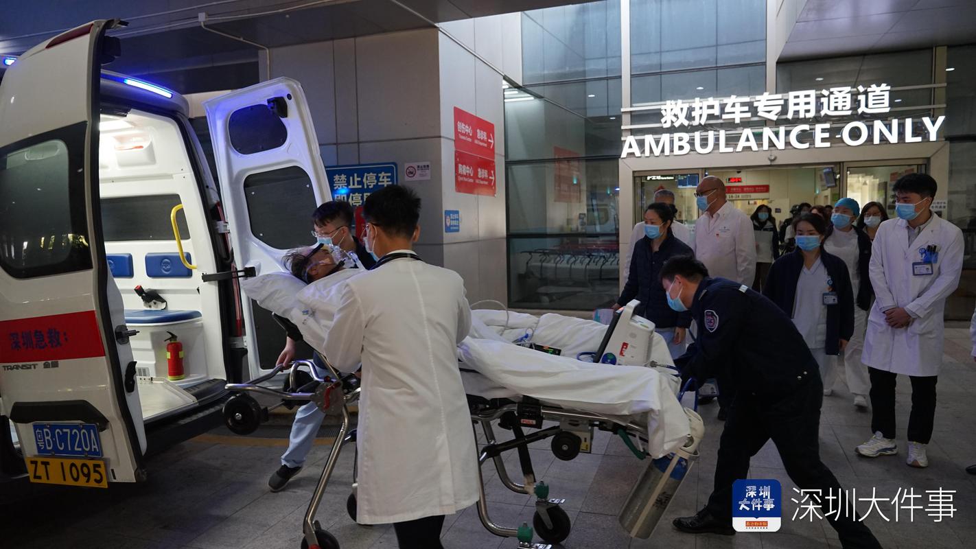 黑救护车业务员在ICU走廊卷业务