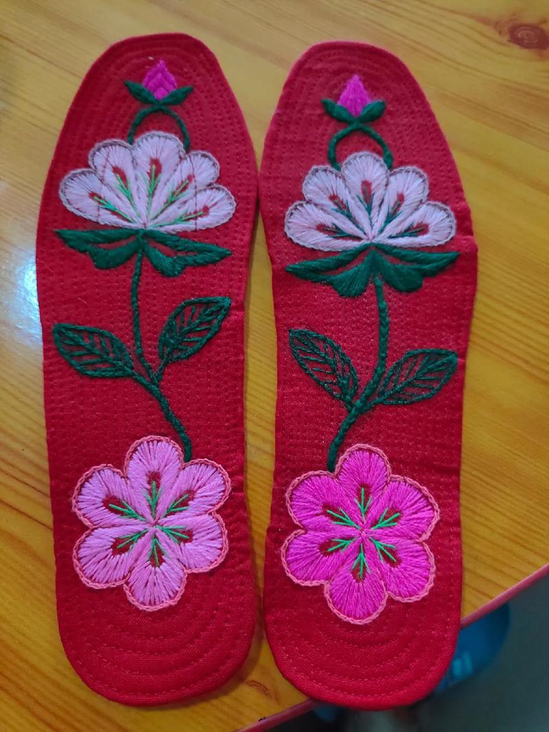 单亲妈妈手脚残疾 用嘴绣鞋垫养家