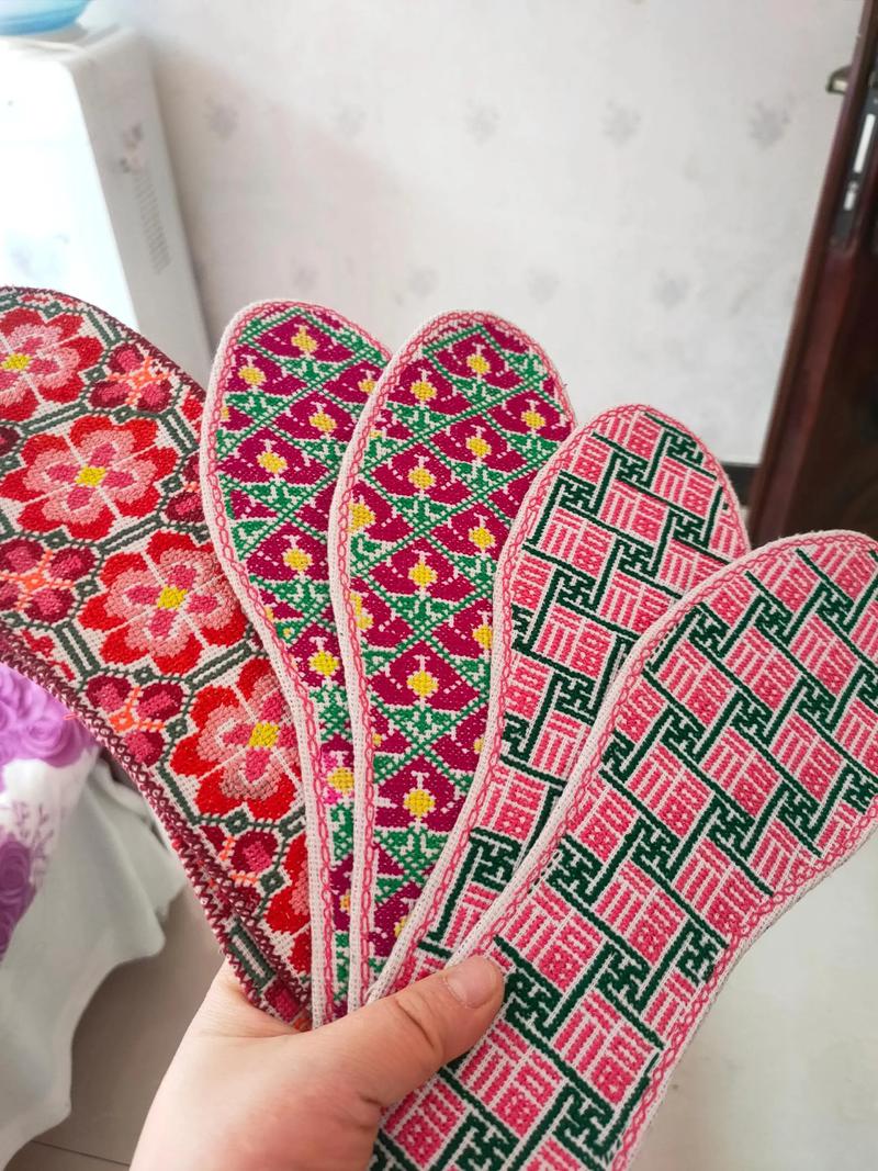 单亲妈妈手脚残疾 用嘴绣鞋垫养家