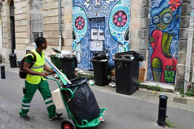 纽约用带盖垃圾桶 市长：革命性创意