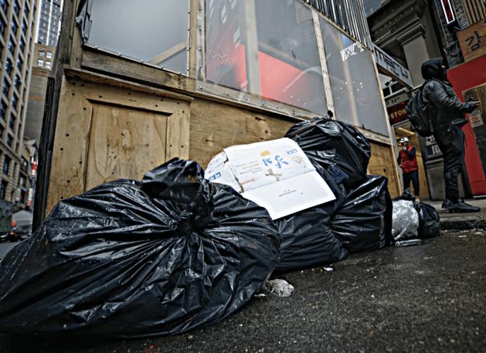 纽约用带盖垃圾桶 市长：革命性创意