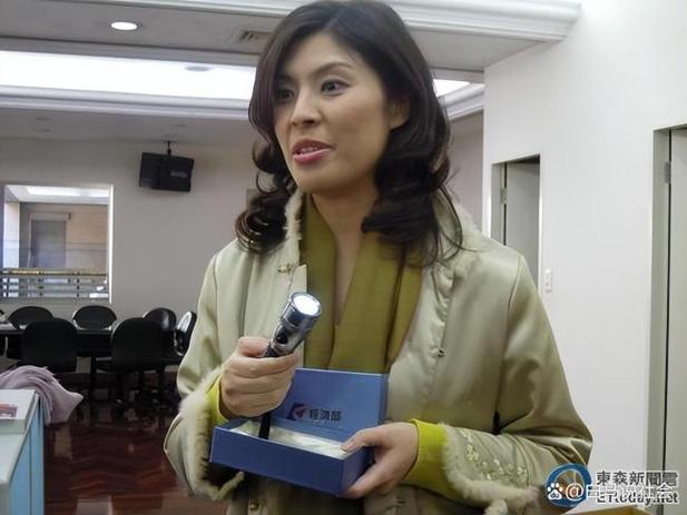 郑丽文祭拜吴石将军 鞠躬献花