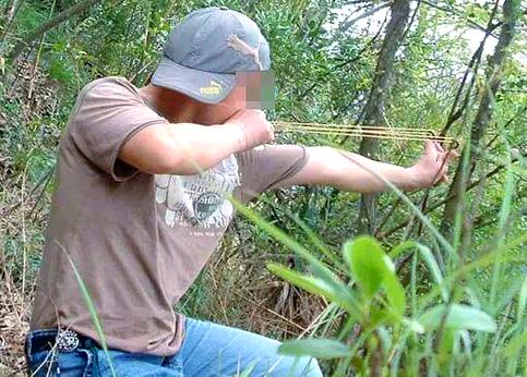 男子每天下班弹弓打鸟 涉刑事犯罪