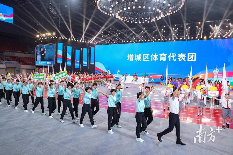 不同地点同一姿势 广州人齐看开幕式