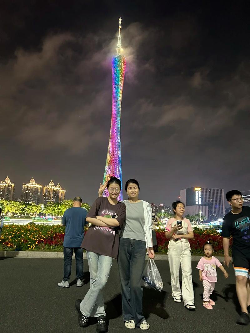 不同地点同一姿势 广州人齐看开幕式