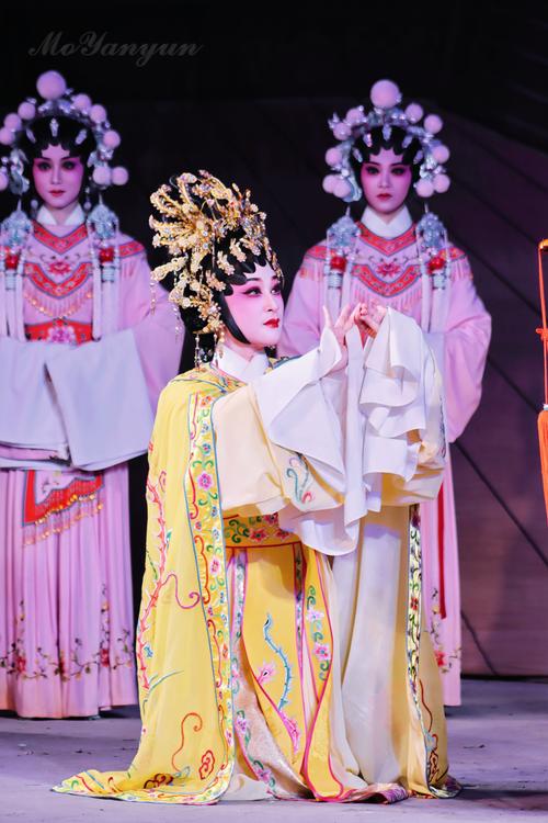 粤港澳粤剧艺术家共唱《彩云追月》