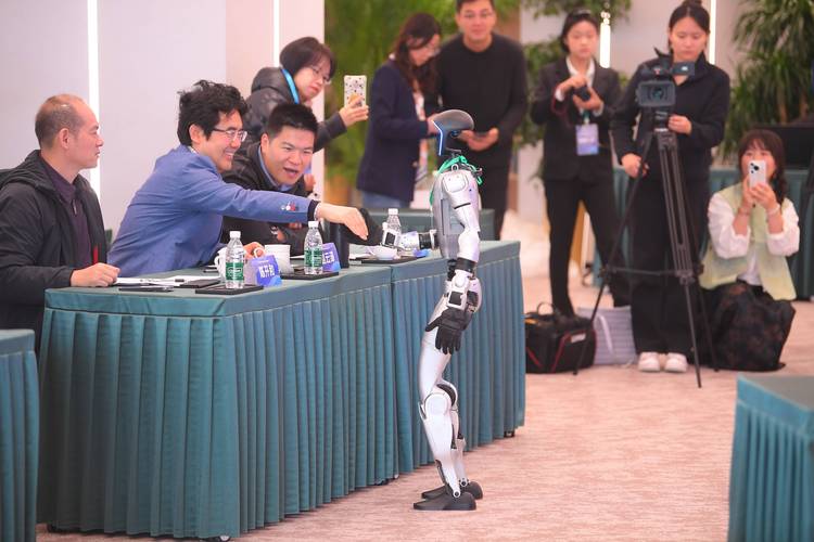 国内首届机器人辩论大赛决赛举行