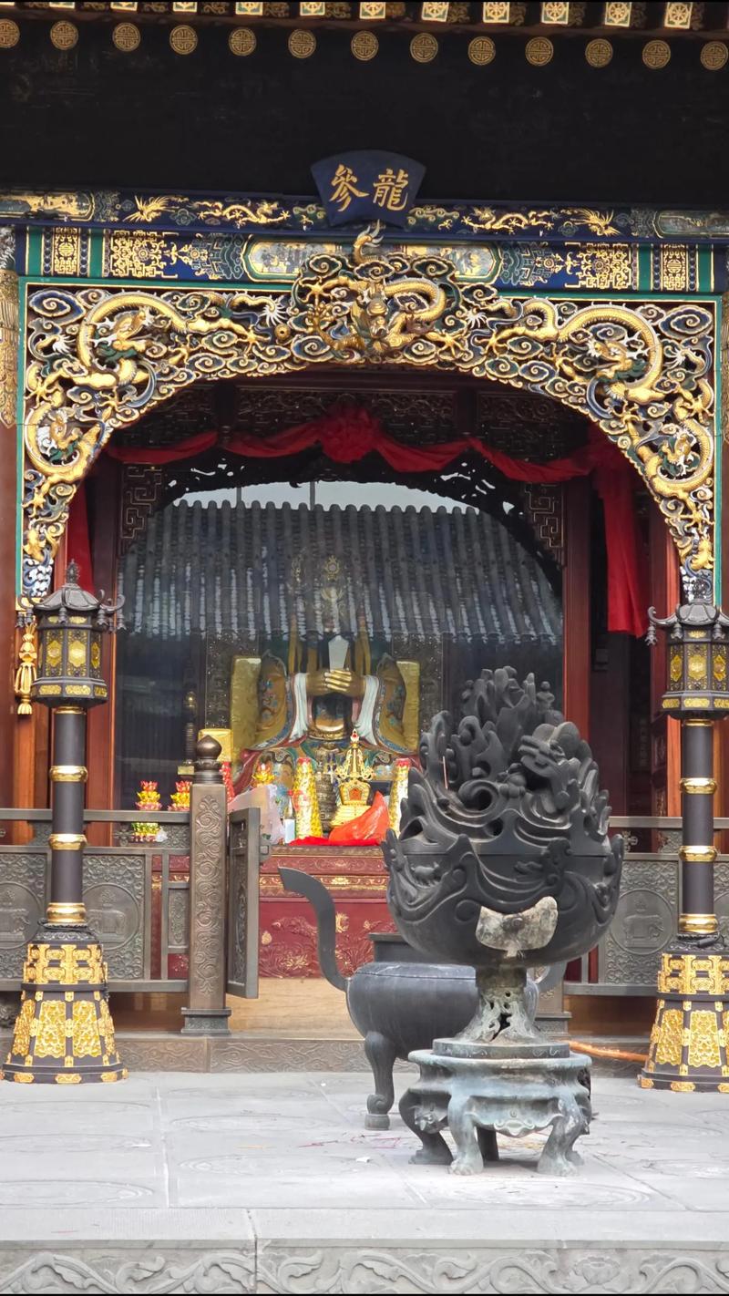 网友拍下五台山龙王殿被冰封如仙境