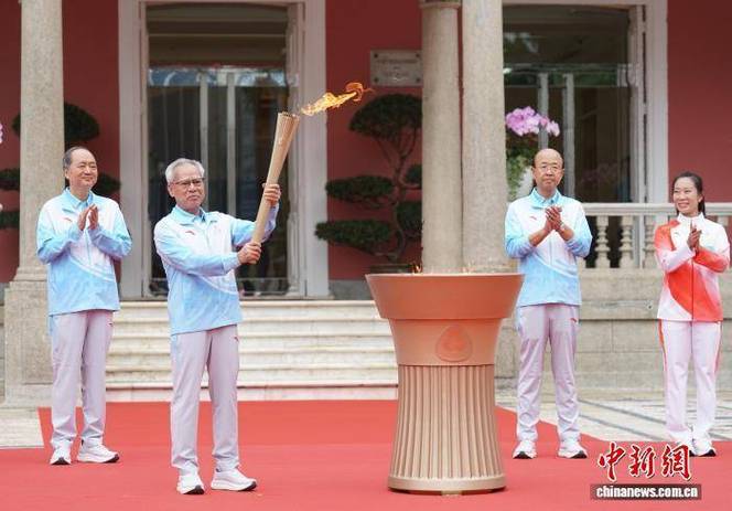 粤港澳火炬手共同点燃全运会主火炬