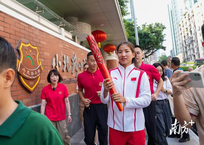 粤港澳火炬手共同点燃全运会主火炬