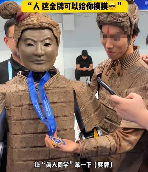 起猛了机器人敲上青铜器了