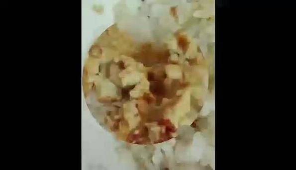 网购豆腐乳里现多条蛆虫蠕动