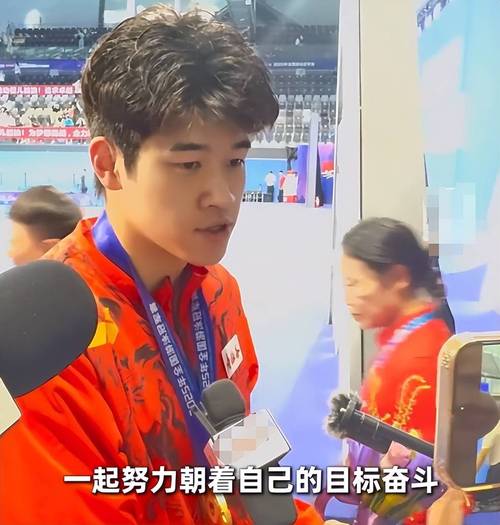 18岁张展硕力压潘展乐孙杨夺冠