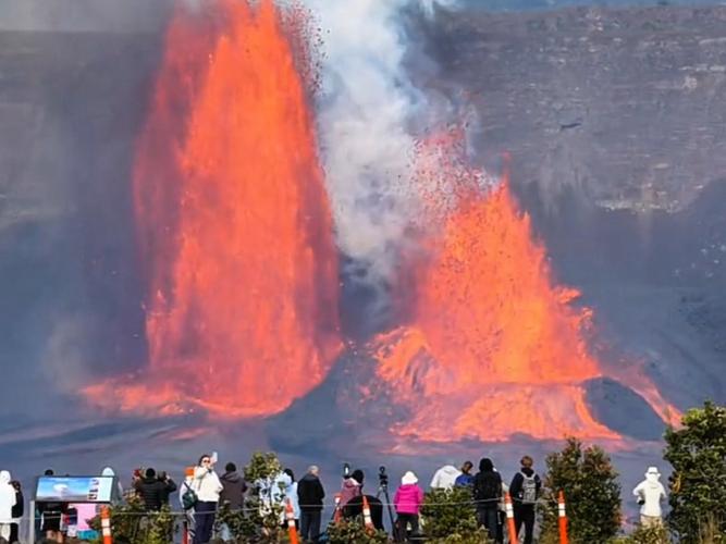 夏威夷火山喷发 出现“火龙卷”奇观