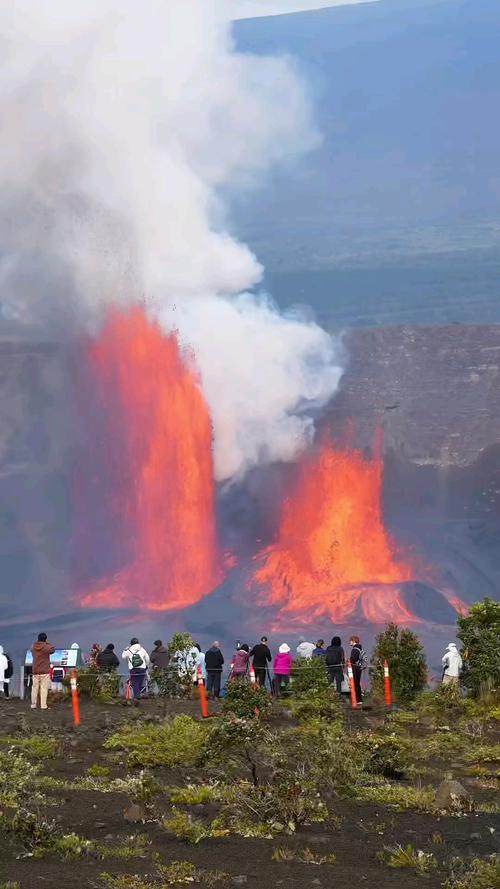 夏威夷火山喷发 出现“火龙卷”奇观