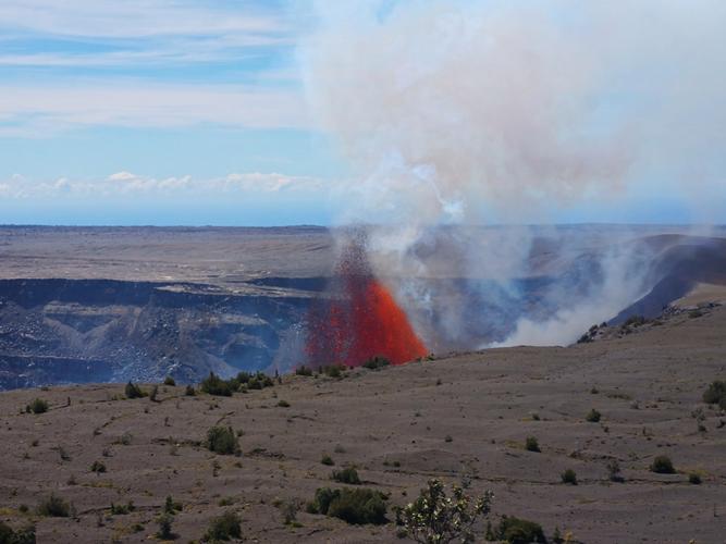 夏威夷火山喷发 出现“火龙卷”奇观