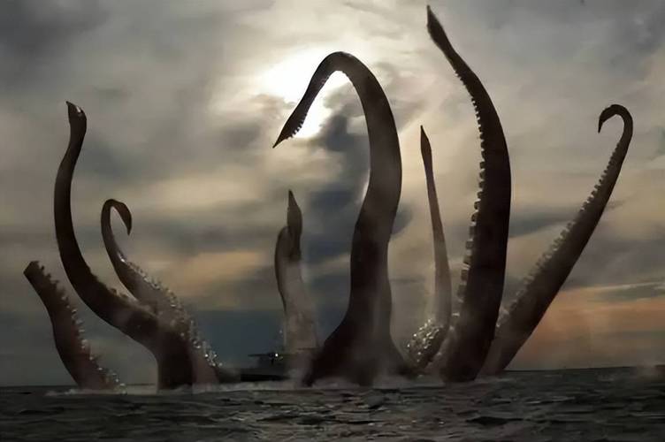 英国海边出现巨型“海怪”