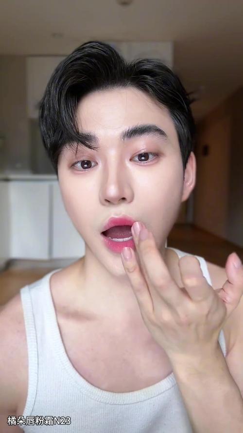 韩国男人争相试用保湿乳和唇膏