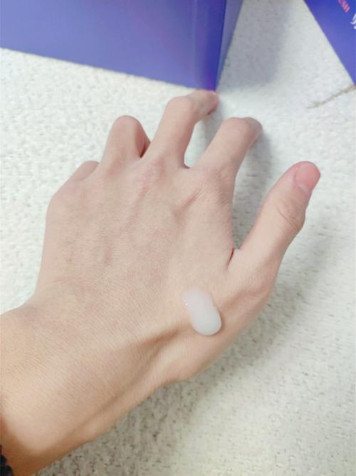 韩国男人争相试用保湿乳和唇膏