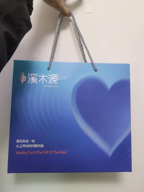 韩国男人争相试用保湿乳和唇膏