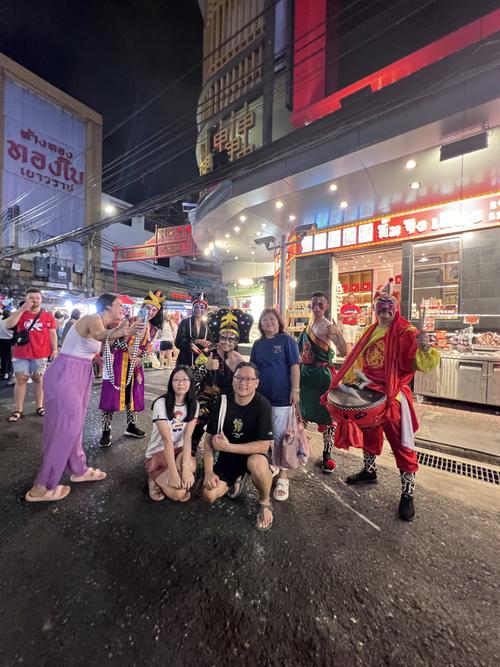 暴走团现身香港 放音乐打扰其他游客