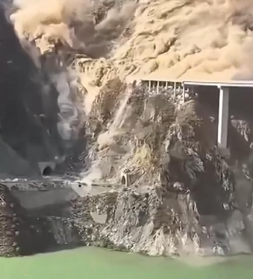 四川阿坝红旗特大桥发生垮塌