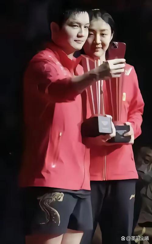 樊振东撞脸“大湾鸡”