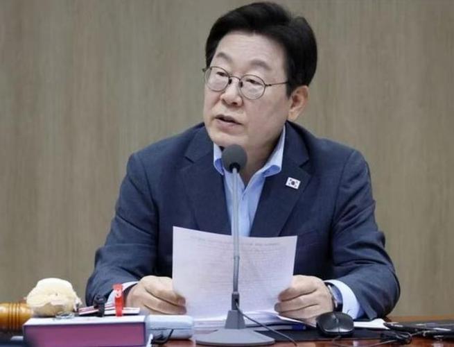 李在明开会时3名官员轮流自拍