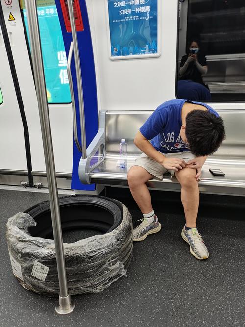 男子地铁站大便事发地成打卡点