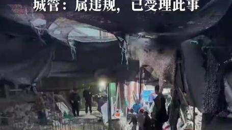 上海一居民挖掘地下室形成数米深坑