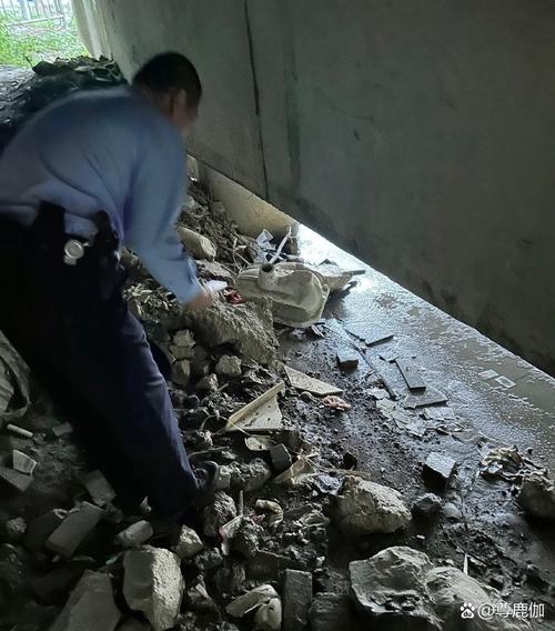 上海一居民挖掘地下室形成数米深坑